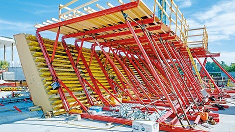 The external formwork was installed with a significant overhang at a height of 13.5 metres. Consequently, a huge frame system was required for each panel arrangement.
