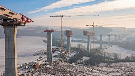 Mittels Taktschiebeverfahren nähern sich die nördlichen und südlichen Rampenbereiche der Brückenmitte, dessen Überbau im Freivorbauverfahren hergestellt wird.