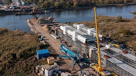 PERI UP kommt auch bei der zeitgleichen Herstellung der Vorlandbrücke auf polnischer Seite sowie für spätere Wartungs- und Überwachungsarbeiten zum Einsatz.