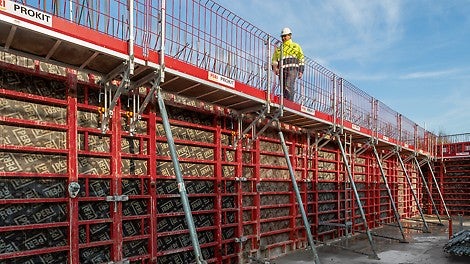 Das MAXIMO Gesamtpaket mit barrierefreien MXK Arbeitsbühnen macht das Schalen von Wänden schnell und sicher.