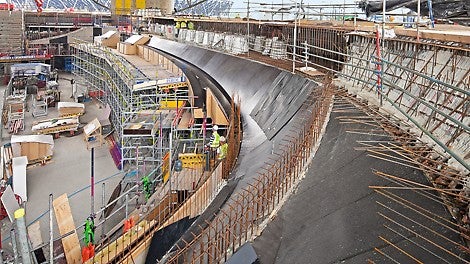 Sobre la base de un modelo 3D, fabricado con precisión en condiciones óptimas en la instalación de construcción de encofrados estacionarios PERI.