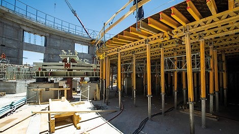 Shoring construction consisting of ST 100 stacking towers for load transfer of the cantilevered platform at the top