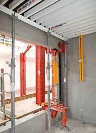 Alcune guide di ripresa RCS sono state sia ancorate ai parapetti che fissate al solaio