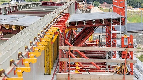The VCT Composite Track runs beneath the superstructure and does not require any formwork carriage supports, which results in a higher quality of carriageway slab and simplifies and expedites construction processes. This is also made possible by a hydraulic drive.<br/>(Photo: PERI SE)<br/>
