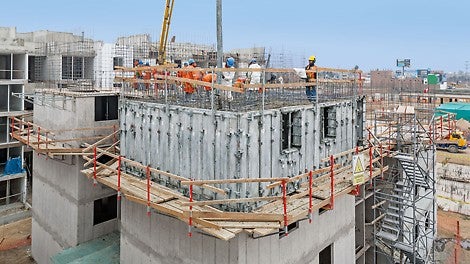 Rad sa UNO sistemom je bezbedan: kombinacijom sistemskih elemenata kao što su stubići ograde i konzole realizuju se zaštitne ograde.<br/>