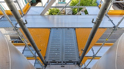Auch der vorgelagerte Treppenzugang und die zwischen beiden Rundbehältern verlaufenden Belagflächen fügten sich nahtlos in die PERI UP Gerüstlösung ein.
