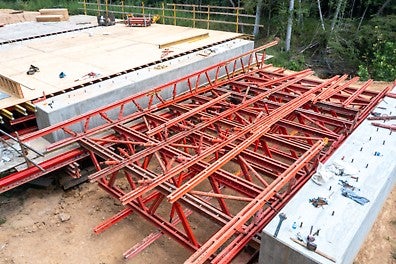 A customer-engineered truss system was designed by the PERI engineering team with customer input to fine tune the design for its first-ever use on a flat slab bridge.