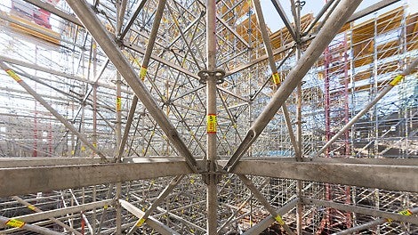 Несущие башни, собранные из системы лесов PERI UP Flex, это универсальная конструкция, обладающая высокой несущей способностью. Для того чтобы выдержать высокую нагрузку с учетом веса ферм крыши, башни дополнены диагоналями для еще большей надежности и безопасности. 