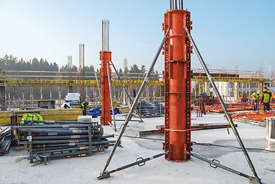 Stĺpy nosnej konštrukcie administratívnej budovy vyrástli pomocou kruhového stĺpového debnenia SRS.