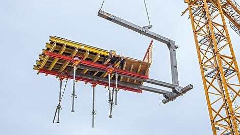 Die projektspezifisch maßgeschneiderten, großflächigen VARIODECK Tische wurden inklusive der PROKIT Absturzsicherung mit dem Kran umgesetzt.