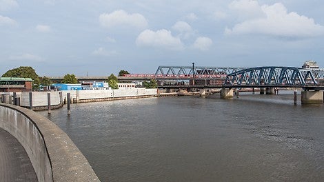 Die öffentliche Hochwasserschutzanlage Billhafen hat eine Gesamtlänge von ca. 720 m. Die Erhöhungsmaßnahme bildet den Lückenschluss zwischen den bereits verstärkten Abschnitten Großmarkt und Billwerder Neuer Deich.