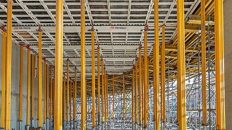 Zahtevna geometrija ploča i greda rešena je, osim primenom SKYDECK i MULTIFLEX oplata ploča, specijalnim ukrajanjima montiranim po tačnom redosledu.