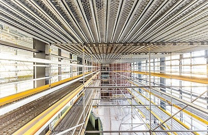 Una particularidad del proyecto es el vestíbulo, donde casi 2.000 metros cúbicos de andamios modulares soportaron la construcción de la estructura de acero y el techo suspendido.<br/>(Foto: PERI SE)