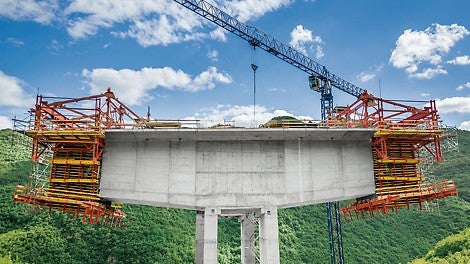 Balansseeritud konsooli meetodi abil kasvas pealisehitis kahest otsast sümmeetriliselt, alustades jäigalt kinnitatud sambast. <br/>(Foto: PERI GmbH)<br/>