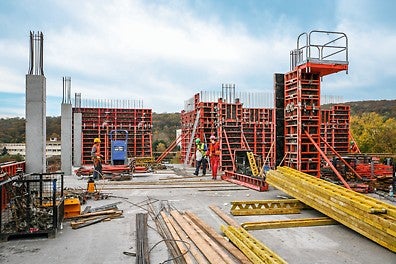 Stĺpy so štvorcovým a obdĺžnikovým prierezom rástli pomocou systému QUATTRO, ktoré sa dá premiestňovať jedným zdvihom žeriava.