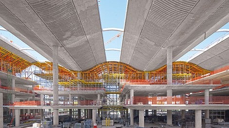For forming the undulating roof construction, movable slab tables on PERI UP intermediate platforms are being used.