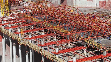 The high load-bearing capacity of the VARIOKIT system provided the required support for the concrete slab until it had hardened. With only 7 formwork carriage units per tank, each casting segment crane-independently realised 880 m² of slab area per storage tank in regular 5-day cycles. 