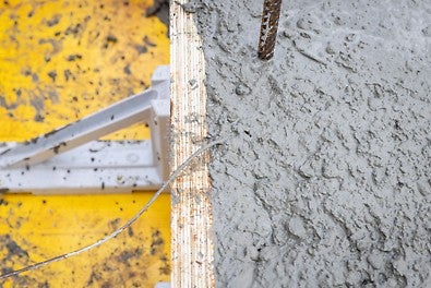 La mesure en continu du béton permet de pouvoir réagir et de décoffrer éventuellement plus tôt, ceci permettant un gain de temps et des économies sur le chantier.