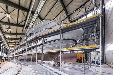 Con el método de construcción vertical del andamio de fachada PERI UP, es posible ajustar sin esfuerzo el andamio a la geometría del barco.