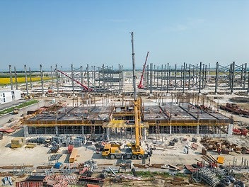 该项目体量巨大，占地面积达25万平方米，包含了生产工厂与行政楼结构。计划于2025年第一季度开始投产，投资总额达1亿美元。 