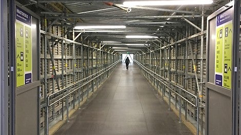 Jalankulkijat pääsivät liikkumaan siltaa pitkin turvallisesti ja esteettömästi.