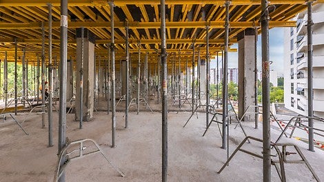 Система MULTIFLEX адаптируется под любые плановые очертания. Перехлест балок и возможность смены направления главных балок обеспечивают максимальную гибкость. 