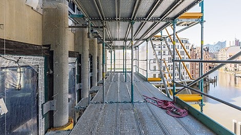 Vom neuen Tichelhaus kann man rechts von der markanten Dachlandschaft der Elbphilharmonie das Columbus Haus erkennen. Beide Gebäude umschließt derzeit eine PERI UP Einrüstung, bei beiden wurden Easy- und Flex-Bauteile kombiniert.