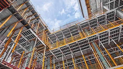 PERI punktete mit systemintegrierter Sicherheit beim komplexen Bau der Y-Towers. Der Gebäudekern beider Türme entstand mithilfe einer wirtschaftlichen PERI Systemkombination. Enorme Windlasten galten hierbei als besondere Herausforderung, weshalb beide Türme mit einer PERI Kletterschutzwand ausgestattet waren. Diese ermöglichte ein sicheres Arbeiten in großer Höhe und minimierte das Risiko herabfallender Teile. Das PERI Selbstklettersystem erlaubte zudem ein einfaches Umsetzen der Betonverteiler nach oben – ganz ohne Kraneinsatz.