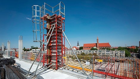 Słupy o poszyciu z tworzywa sztucznego dają wymaganą surową powierzchnię o lekkim połysku. 