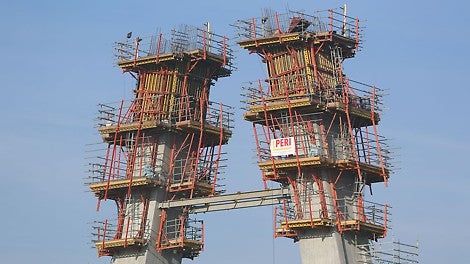 Pełne bezpieczeństwo i duża wydajność pracy osiągnięte z użyciem technologii samoczynnego wspinania PERI RCS