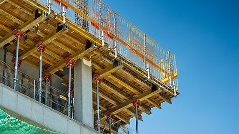 Widok na stół stropowy z z głowicami uchylnymi typu MULTIFLEX, w miejscu konstrukcji bez słupa narożnego.