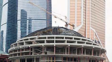 По задумке архитекторов здание завершает стеклянный сферический купол. Для монтажа такого купола была необходима надежная конструкция, способная выдержать нагрузку 215 тонн.