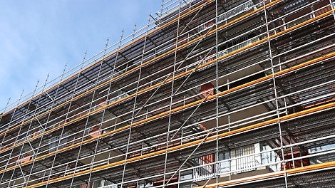 Säkra arbetsförhållande med arbetsplattformar som är helt täckta utan luckor och överlappande plank