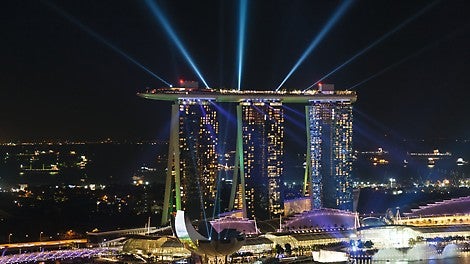 The project shapes the Singapore skyline like no other: The three concave hotel towers with a height of 195 m accommodate 2,600 rooms and suites. With the help of a comprehensive formwork and scaffold solution, each of the 55 floors was constructed in just four days. For the core walls, a crane-independent PERI self-climbing solution was used. In addition, large-area slab tables ensured optimised working procedures and minimum crane times. With our continuous technical and logistical support, we were allowed to contribute to the success of the iconic building.