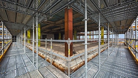 Bereits bei der Rohbauertüchtigung und Deckenrandsanierung sorgte PERI UP mit lückenlosen, stolperfreien Belagsebenen für eine sichere Arbeitsumgebung.