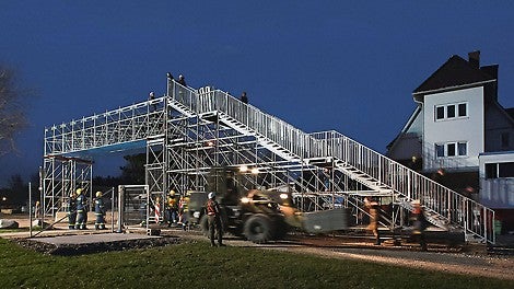 Über den südlichen, bereits fertig montierten Treppenzugang ließen sich noch während der Straßensperrung die Stahlbeläge für den Fußgängersteg ergänzen.