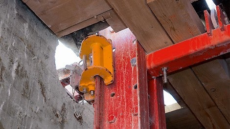 Les parois de protection RCS sont descendues, guidées par des rails, et étaient solidement reliées à la structure à l&#039;aide de sabots d&#039;escalade, même pendant l&#039;escalade.