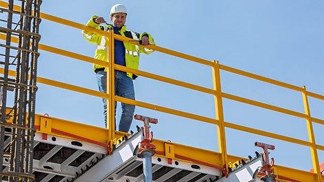 Hohe Sicherheit von Anfang bis Ende: SKYDECK Stirnseitengeländer dienen als zuverlässige und rasch montierbare Absicherung der jeweils freien Deckenränder.