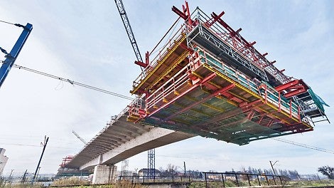 When moving the PERI cantilevered construction carriage above the overhead lines, the safety of construction team and the adjacent area was always guaranteed through the compatibility with the PERI UP modular scaffolding.