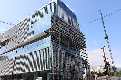 Основно предимство на скелето е интегрираната защита срещу повдигане от вятър. Това не само обуславя бързия и сигурен монтаж, но и прави възможно отварянето и затварянето на отделни зони за пренасяне на фасадни, прозоречни или други елементи.