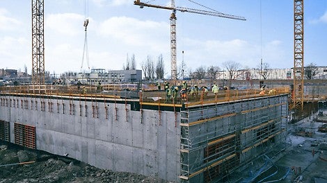 Najwyższy standard bezpieczenstwa osiągnięto dzieki zastosowaniu systemu zabezpieczeń bocznych PROKIT oraz rusztowań zbrojarskich Rosett FLEX.