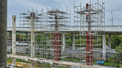 Возведение 18-метровых колонн