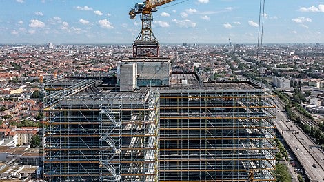Über 100 m hoch und mit Weitblick: Zur Rohbauertüchtigung, Deckenrandsanierung sowie zur späteren Balkon- und Fassadenmontage wird ein Arbeits- und Schutzgerüst auf Basis des PERI UP Gerüstbaukastens verwendet.