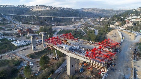 גשר באורך 380 מ&#039;, במחלף מוצא, המחבר את כביש 1 עם המנהרות המובילות לירושלים. 