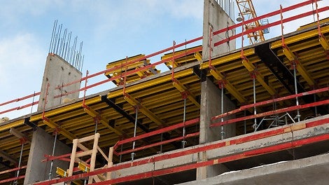 Проектом предусмотрена обвязочная балка по периметру всего здания. Клиенту было важно обеспечить безопасность рабочих на краю перекрытия, которые опалубливали данную балку. Для этого инженеры PERI разработали специальные краевые столы под балку с интегрированным ограждением. 