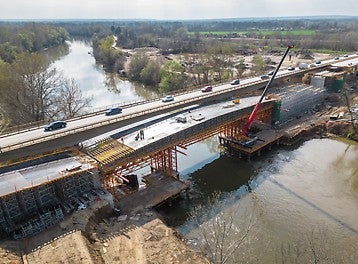 施工过程中，需要确保现有的交通安全、顺畅，不受施工影响。