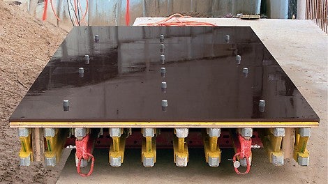 即将投入使用的VARIO GT 24模板：安装了拉杆孔效果的堵头，模板也刚刚上过脱模剂。