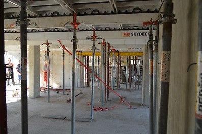 Изграждане на жилищна сграда в ж.к. &quot;Изток&quot; - Приложение на иновативния панелен кофраж SKYDECK за пръв път в България