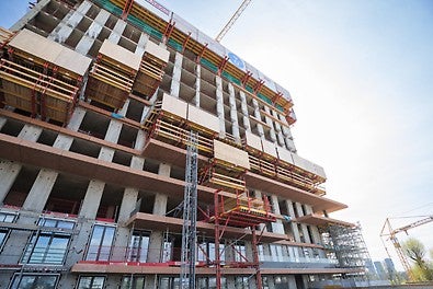 V2C9 Grünblick - Wien<br/>PERI UP Rosett Stützturm und VARIO Stahlriegeltischen, <br/>Balkontische als auch Windschildbühnen sind speziell angefertigte kranversetzbare Sonderlösungen