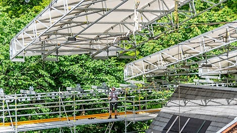 Her monteres LGS 75 kasetter over hele bygningen for at sikre mod vejrliget under hele byggerenoveringen.